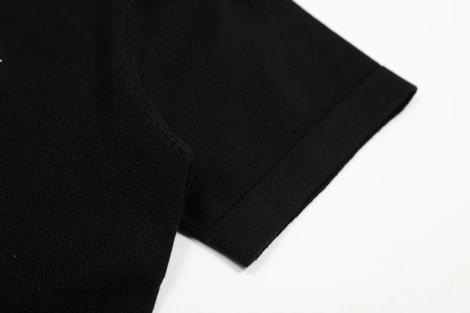 P146 💰 "Top quality" Style number: DS079# (not off the shelves all year round) [Ralph Lauren classic pony embroidery V-neck goddess style summer knitted short sleeves] ✅Ralph Lauren Ralph Lauren popular and versatile women's V-neck ice silk knitted short sleeves ✅Main supply platform live broadcast Wholesale entity Replenish when out of stock Not off the shelves ✅ZP quality 1:1 version Scan the code to enter the GF website Z cabinet quality ✅Comfortable, soft and highly breathable Focusing on high-end, cost-effective and good quality, needless to say. ✅Restore the original version. Loose, comfortable and stress-free. ✅Wear for work and life. Suitable for various occasions. Must-have recommended model for goddesses. Size: S-XL. Color: Black, White, Gray, Navy Blue, Pink Mi Xing.